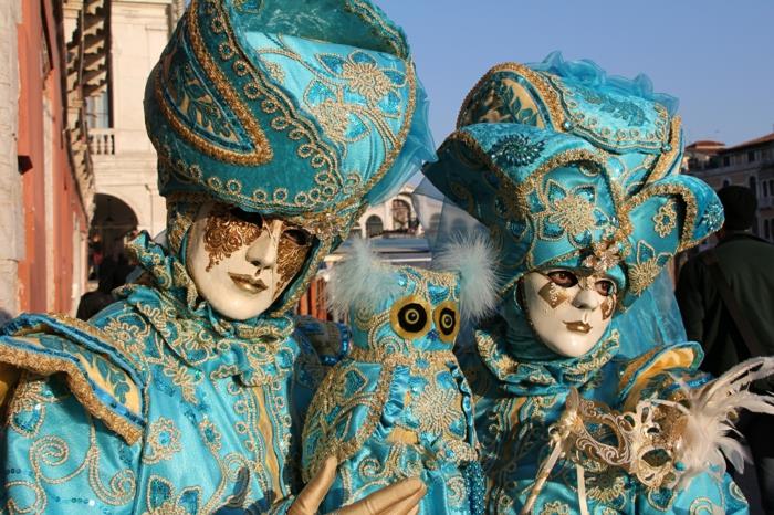 καρναβάλι σε κοστούμια Βενετίας mardi gras ανατολίτικα μπλε υφάσματα χρυσή κεντητή κουκουβάγια