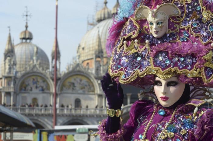καρναβάλι με κοστούμια στη Βενετία Τα ταξίδια mardi gras γιορτάζουν το Σαν Μάρκο