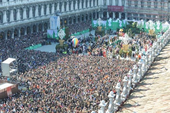καρναβάλι στην πλατεία της Βενετίας το στέφανο