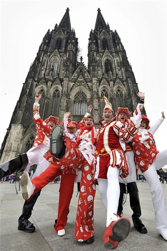 αποκριάτικα κοστούμια αποκριάτικα κοστούμια λογότυπο κολώνια κλόουν ανόητοι κοστούμια καρναβαλική παρέλαση στον καθεδρικό ναό