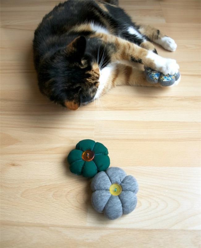 Φτιάξτε μόνοι σας παιχνίδια γάτας με διακόσμηση