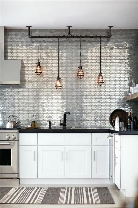 Επιπλώστε την κουζίνα της σύγχρονης κουζίνας πίσω τοίχο και λευκά ντουλάπια κουζίνας