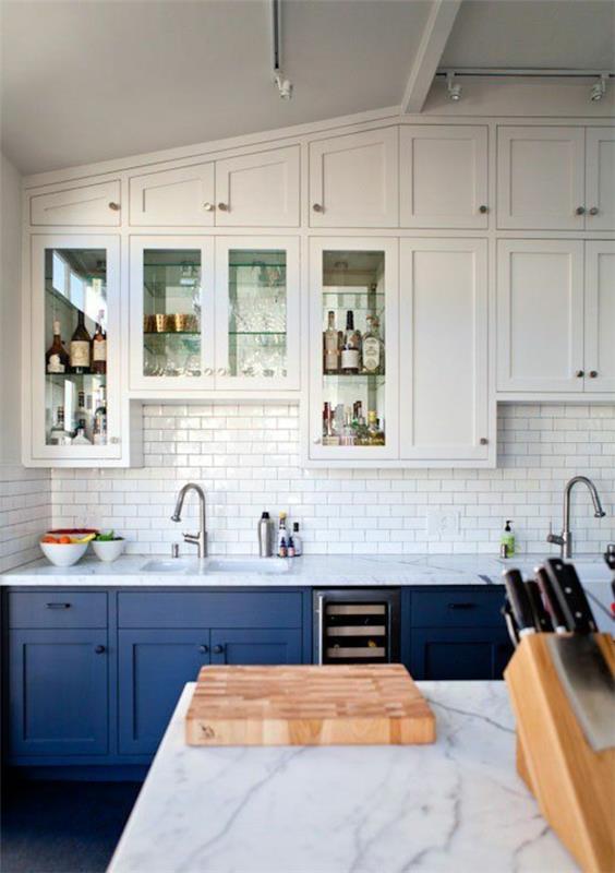 σχεδιασμός κουζίνας μπλε ντουλάπια κουζίνας λευκά πλακάκια τοίχου
