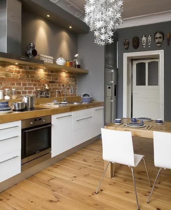 σχεδιασμός κουζίνας ξύλινο πάτωμα τοίχο από τούβλα λευκά ντουλάπια κουζίνας