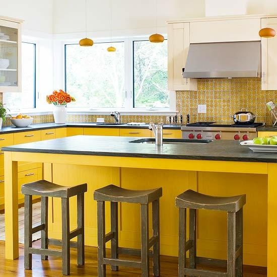 εσωτερικό κουζίνα φωτεινά κίτρινα απλά ξύλινα καθίσματα καθρέφτης κουζίνας
