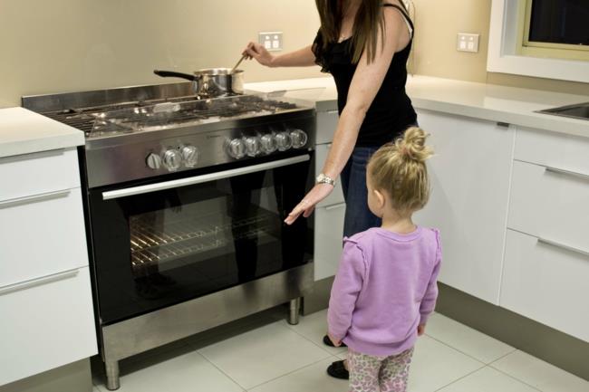 Κάντε την κουζίνα φιλική προς τα παιδιά. Ασφαλίστε τη κουζίνα