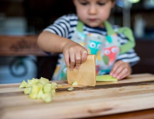 Κάντε την κουζίνα φιλική προς τα παιδιά να πάρει ξύλινα σκεύη κουζίνας