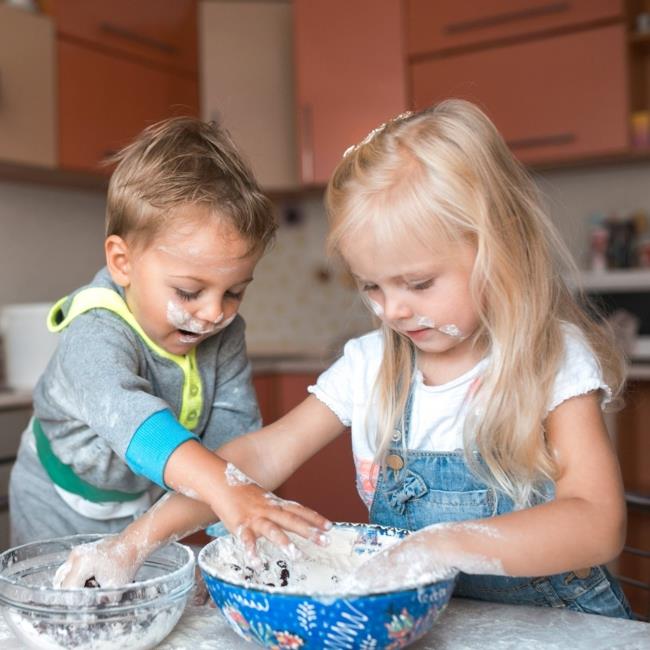 Κάντε την κουζίνα της μαμάς φιλική προς τα παιδιά να βοηθήσει στο μαγείρεμα