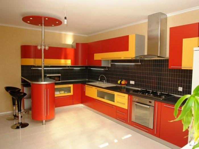 ντουλάπια κουζίνας χρωματισμένα σε σχήμα L και μαύρα πλακάκια τοίχου