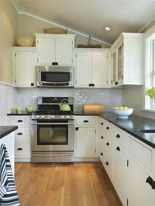 Κουζίνα σε σχήμα L σε λευκό χρώμα με δάπεδο με ξύλινη εμφάνιση
