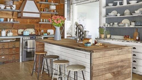 κουζίνα με ξύλινη επένδυση τοίχου ανοιχτά ράφια