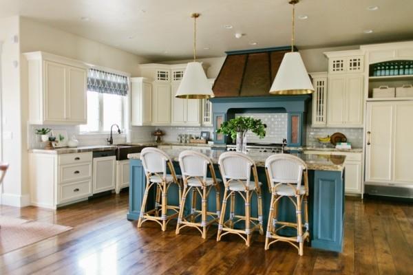 κουζίνα με νησί σε μπλε και ξύλινο πάτωμα
