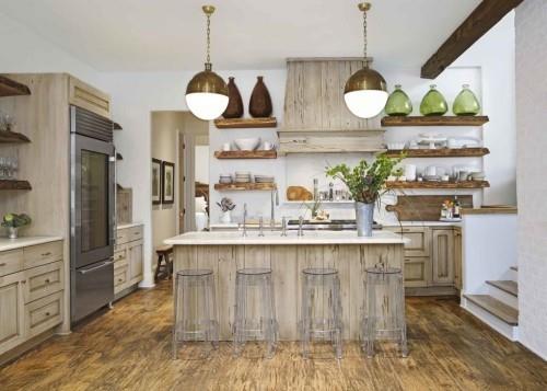 κουζίνα με όμορφα ξύλινα οπτικά ράφια ανοιχτού τοίχου