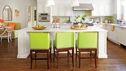 κουζίνα με νησιώτικες πράσινες καρέκλες κουζίνας