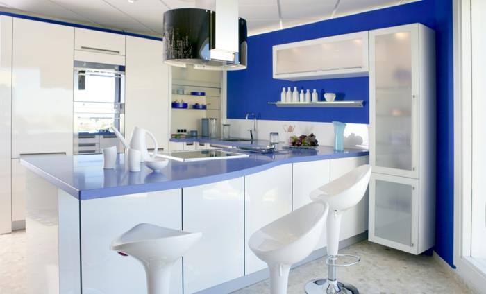ιδέες σχεδιασμού τοίχου κουζίνας μπλε τοίχο χρώμα λευκό σκαμπό μπαρ