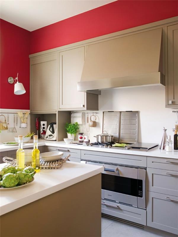 σχεδιασμός τοίχου κουζίνας κόκκινο χρώμα τοίχου λευκά ντουλάπια κουζίνας