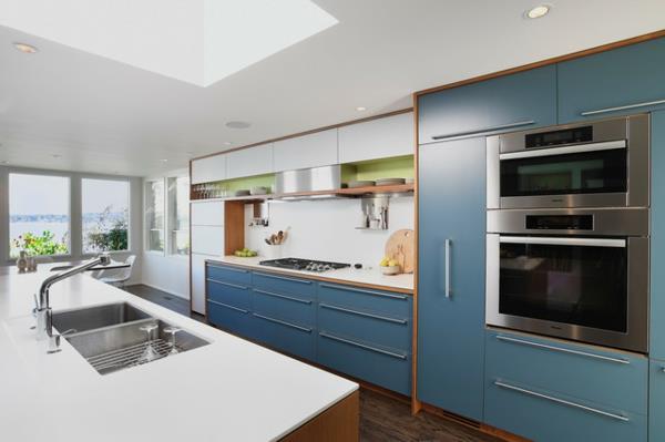 κομψό σχέδιο κουζίνας καθαρές γραμμές μπλε ντουλάπια σε σκόνη