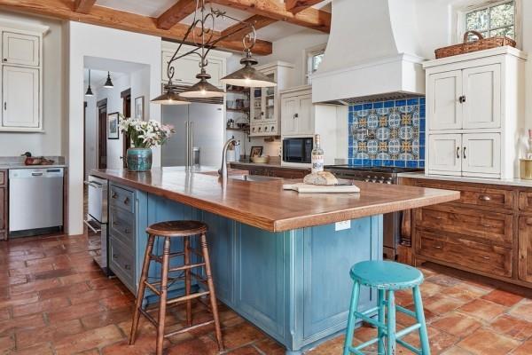 κουζίνα έμπνευση ξύλινο δάπεδο μπλε τόνους
