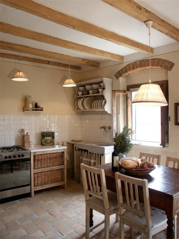 κουζίνα έμπνευση ιταλικό σχέδιο ξύλινα δοκάρια ανοιχτά χρώματα τοίχων