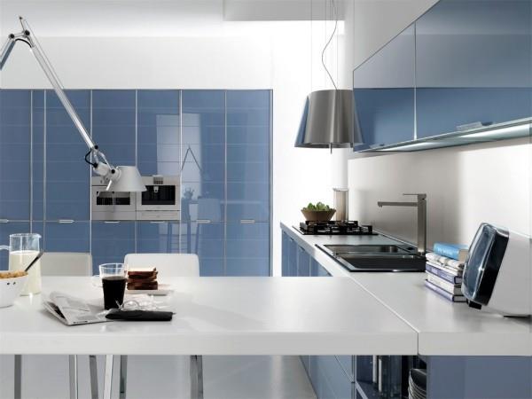 έμπνευση κουζίνας λευκή επιφάνεια εργασίας μπλε ντουλάπια