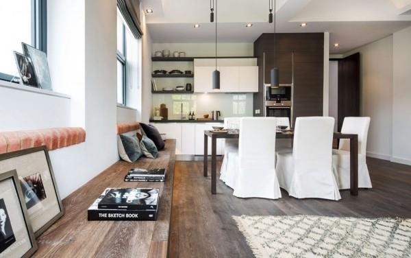 έμπνευση κουζίνας λευκά ντουλάπια κουζίνας κομψές καρέκλες τραπεζαρίας ρουστίκ ξύλινο πάτωμα