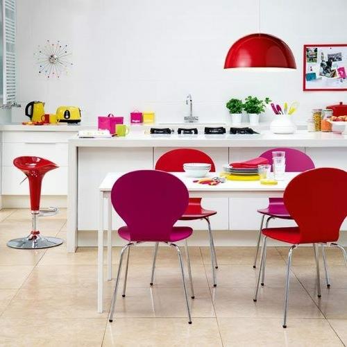 εσωτερικοί χώροι κουζίνας φωτεινά χρώματα ιδέα πρωτότυπο σχέδιο πλαστικές καρέκλες