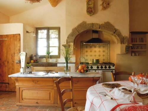 εσωτερικοί χώροι κουζίνας με γαλλικά διακοσμητικά στοιχεία ξύλο