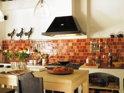 εσωτερικοί χώροι κουζίνας με γαλλικά στοιχεία διακόσμησης καθρέφτης κουζίνας