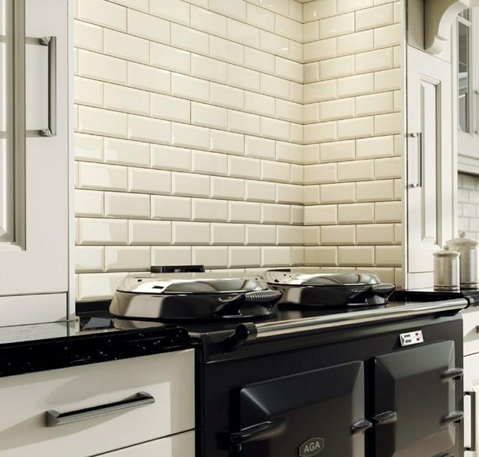 Συνδυάστε το σχέδιο κουζίνας με πλακάκια τοίχου σε κρεμ χρώμα με μαύρες συσκευές κουζίνας