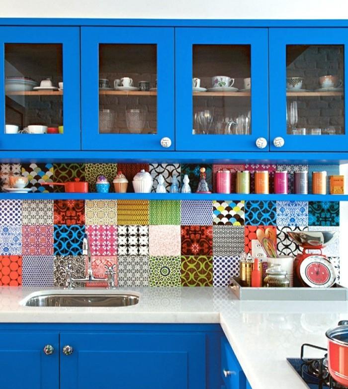σχεδιασμός κουζίνας μπλε ντουλάπια κουζίνας και χρωματιστά πλακάκια τοίχου