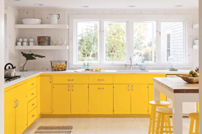 σχέδιο κουζίνας κίτρινα ντουλάπια κουζίνας ανοιχτά ράφια τοίχου