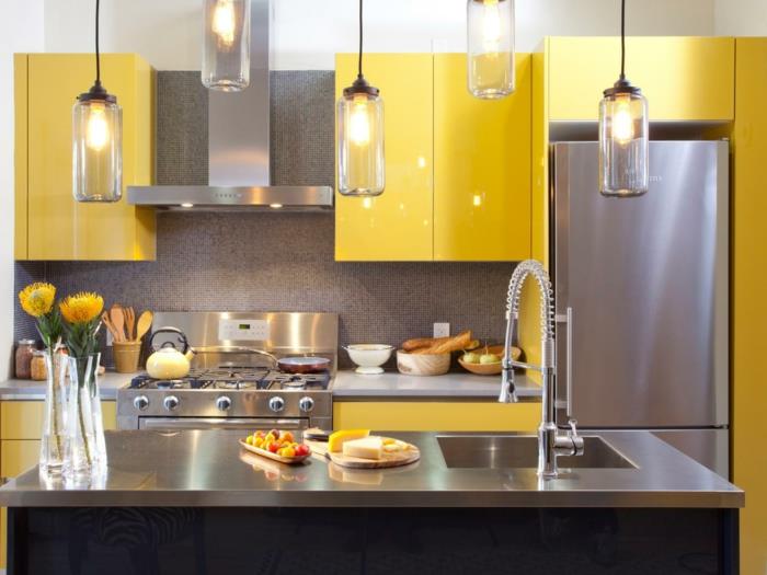 σχέδιο κουζίνας κίτρινα ντουλάπια κουζίνας κρεμαστά φώτα ασημένια τόνους λουλούδια