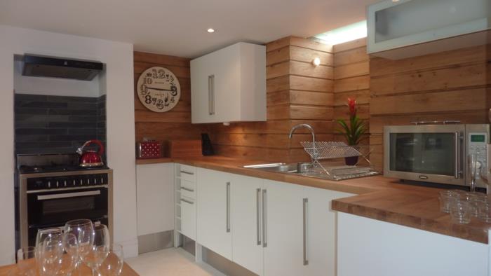 σχεδιασμός κουζίνας ξύλινες κουζίνες πάνελ τοίχου λευκά ντουλάπια κουζίνας