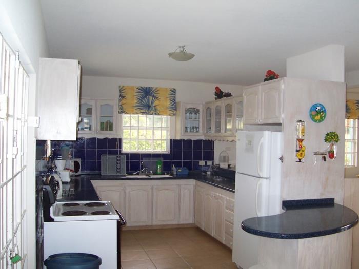ιδέες σχεδιασμού κουζίνας μπλε πλακάκια τοίχου κουζίνα πίσω τοίχος φωτεινά ντουλάπια κουζίνας