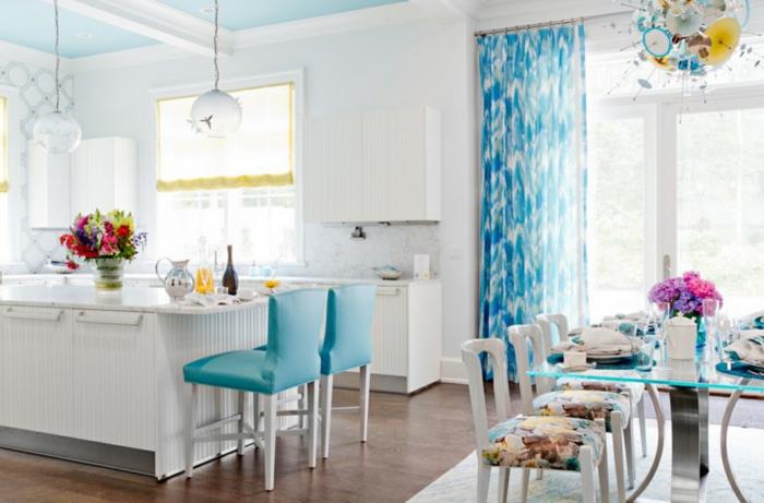 σχέδιο κουζίνας παράθυρο κουζίνας μοντέρνα χρώματα γαλήνη μπλε κουζίνα νησί λεπτές κουρτίνες