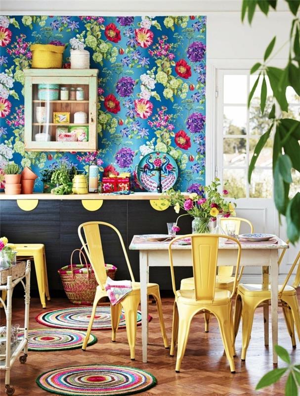 σχέδιο κουζίνας με μοτίβα λουλουδιών τοίχου και κίτρινες καρέκλες κουζίνας