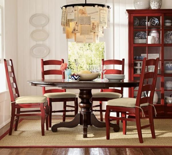 σχεδιασμός κουζίνας κόκκινες καρέκλες ξύλινα μαξιλάρια σκούρο τραπεζάκι