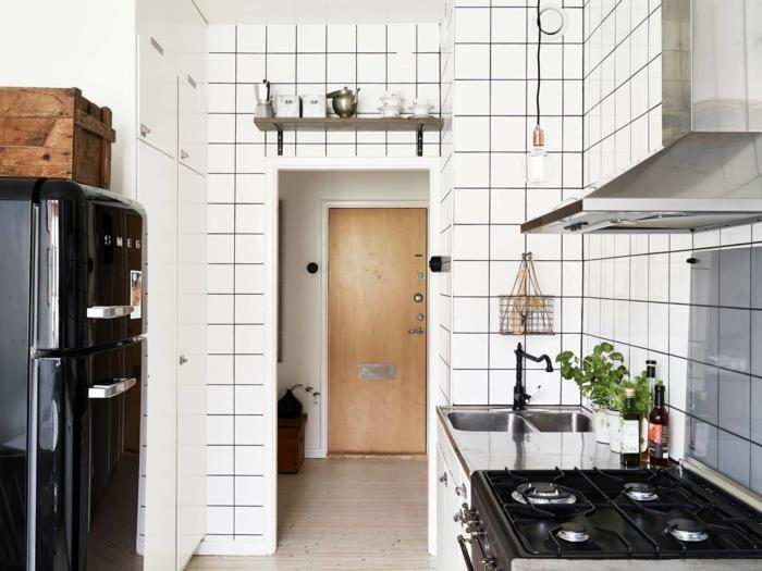 έπιπλα κουζίνας μαύρο ρετρό ψυγείο λευκά πλακάκια τοίχου φυτά