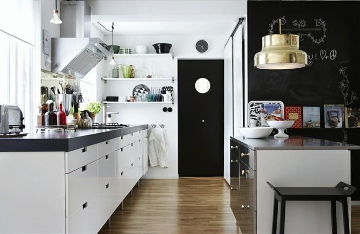 έπιπλα κουζίνας λευκά ντουλάπια κουζίνας μαύρες υφές τοίχου ξύλου