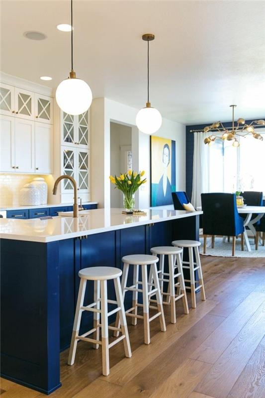 κουζίνα, μπλε νησί κουζίνας με μονάδες λευκού τοίχου και ξύλινο πάτωμα