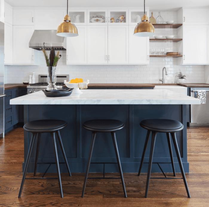 Συνδυάστε τα χρώματα της κουζίνας navy blue με το λευκό στη μοντέρνα κουζίνα