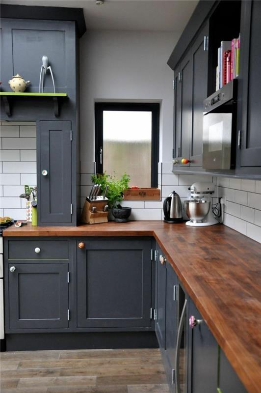 χρώματα κουζίνας, μαύρα ντουλάπια κουζίνας και ξύλινη επιφάνεια εργασίας