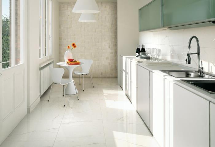 πλακάκια κουζίνας πλακάκια τοίχου πλακάκια δαπέδου λευκά ντουλάπια κουζίνας μικρό τραπέζι κουζίνας