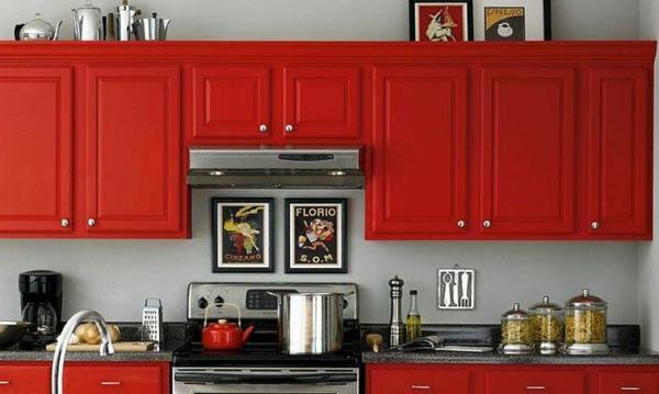 Βάψιμο των μετώπων κουζίνας Βαφή των ντουλαπιών κουζίνας με κόκκινο χρώμα