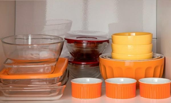 ιδέες σχεδιασμού κουζίνας Ντουλάπια κουζίνας οργανώνουν αποθηκευτικούς χώρους πιάτα πορτοκαλί