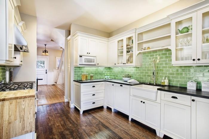 σχέδιο κουζίνας με πράσινα πλακάκια τοίχου και ξύλινο πάτωμα