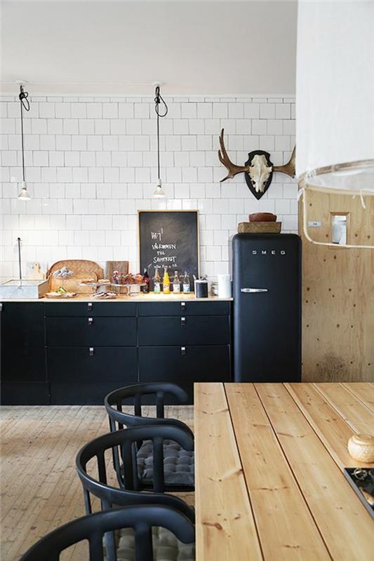 σχέδιο κουζίνας μαύρα ντουλάπια κουζίνας καρέκλες ρουστίκ τραπέζι