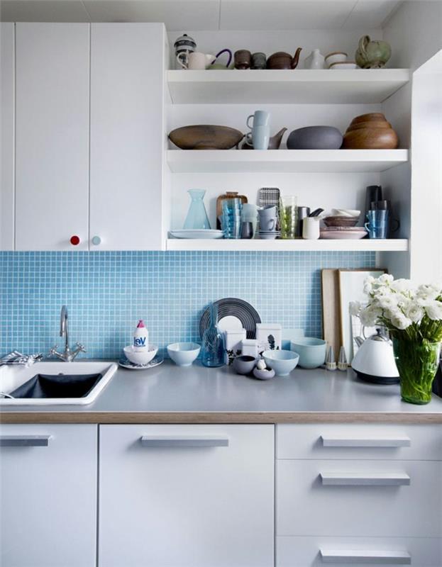 σχέδιο κουζίνας λευκά ντουλάπια κουζίνας μπλε μωσαϊκό