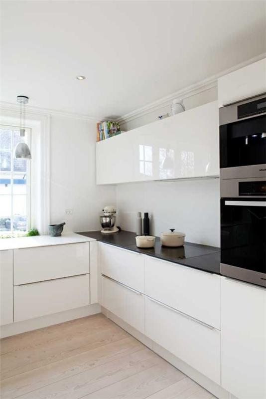 ιδέες κουζίνας λευκά έπιπλα φωτισμός οροφής μαύρη επιφάνεια εργασίας