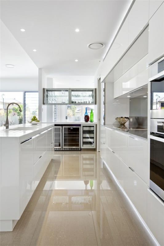 ιδέες κουζίνας λευκά έπιπλα λαμπερές επιφάνειες φωτισμός οροφής